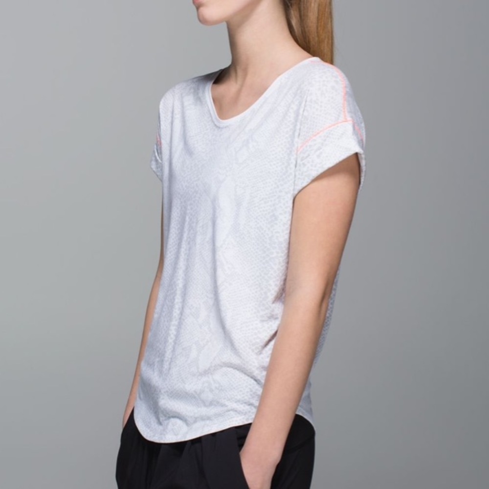 Lululemon Weekend Short Sleeve Desert Snake White Silver Fox / White size 10